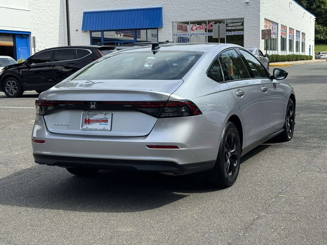 Used 2025 Solar Silver Metallic Honda SE image 5