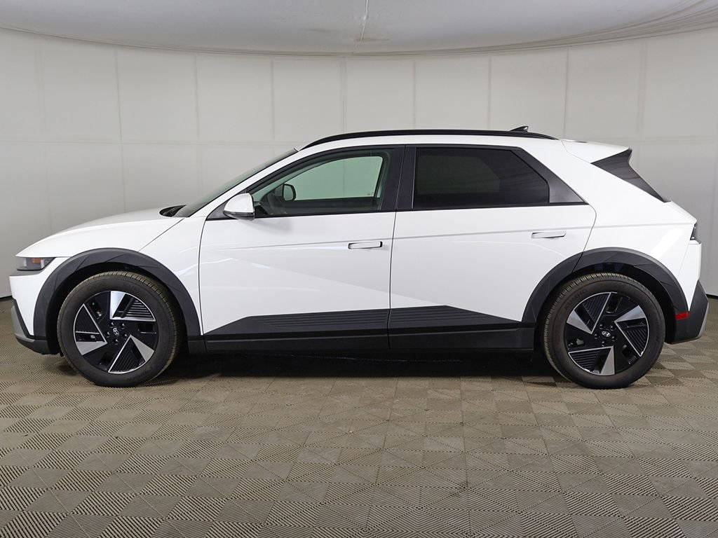Used 2025 White Hyundai SEL image 14