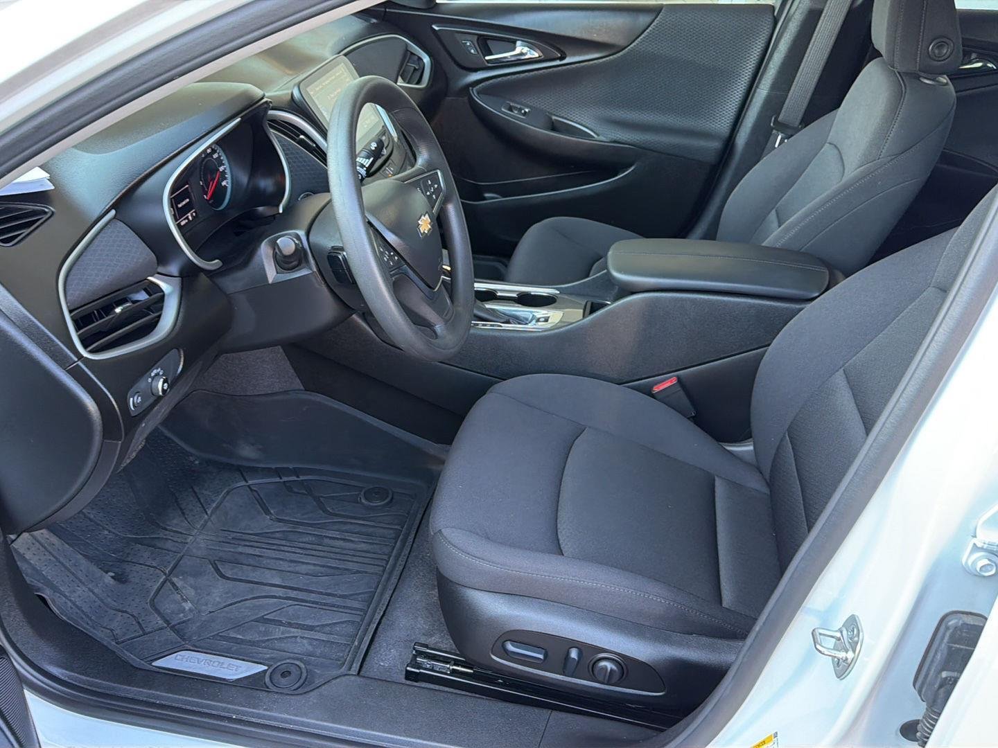 Used 2024 Summit White Chevrolet LT image 10