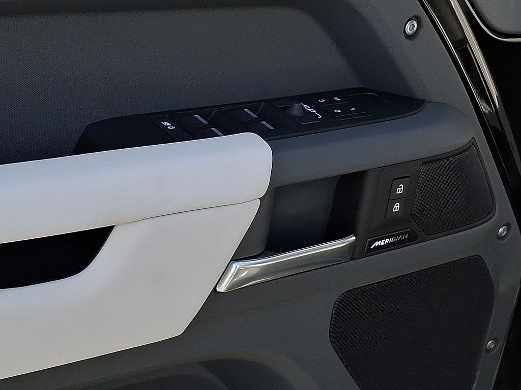 New 2026 Santorini Black Land Rover S image 8