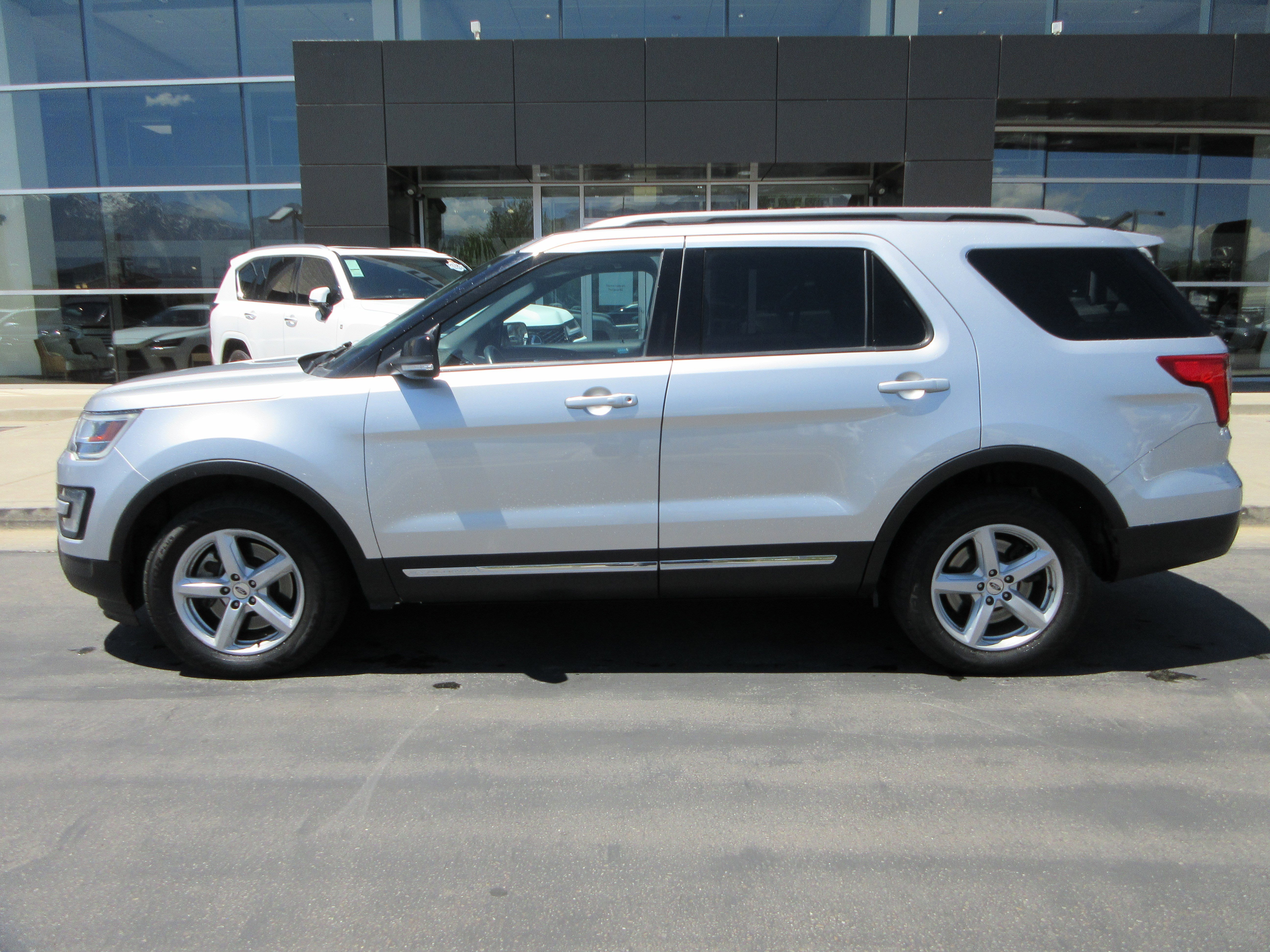 Used 2017 Ingot Silver Metallic Ford XLT image 3