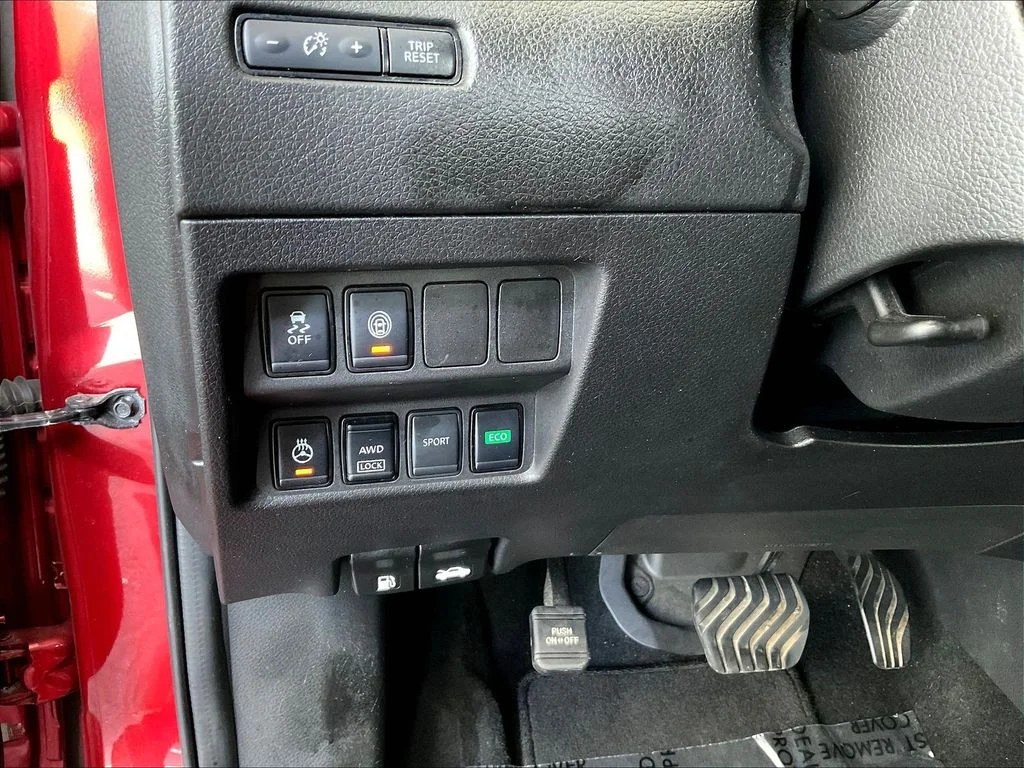 Used 2021 Scarlet Nissan SV image 19