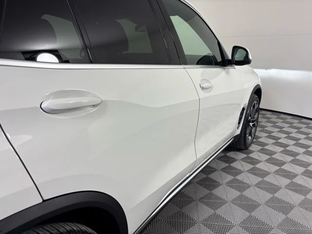 New 2026 Alpine White BMW xDrive40i image 9