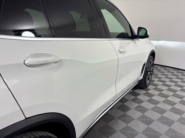 New 2026 White BMW xDrive40i image 9
