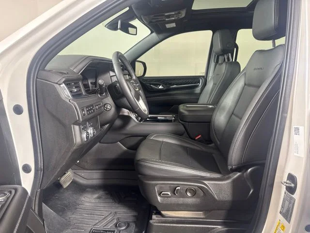 Used 2022 White Frost Tricoat GMC Denali image 11