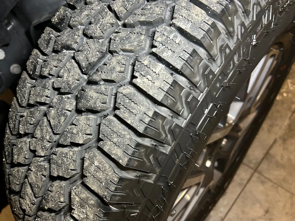 Used 2025 Crystal Metallic Jeep Sahara image 16