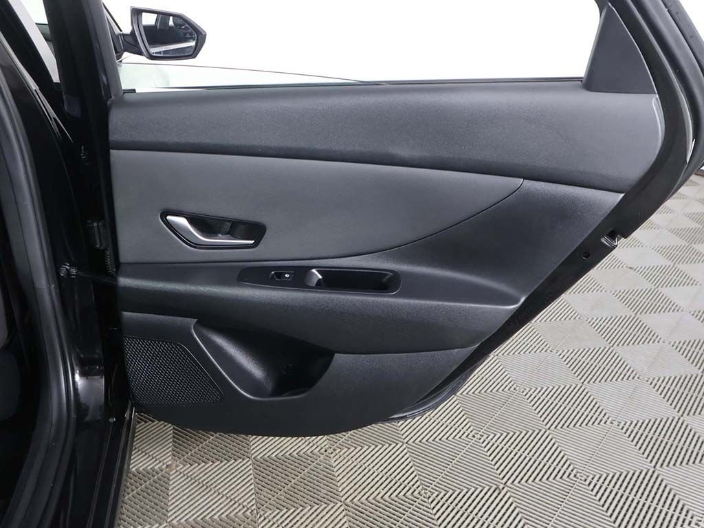 Used 2025 Black Hyundai SEL Convenience image 25