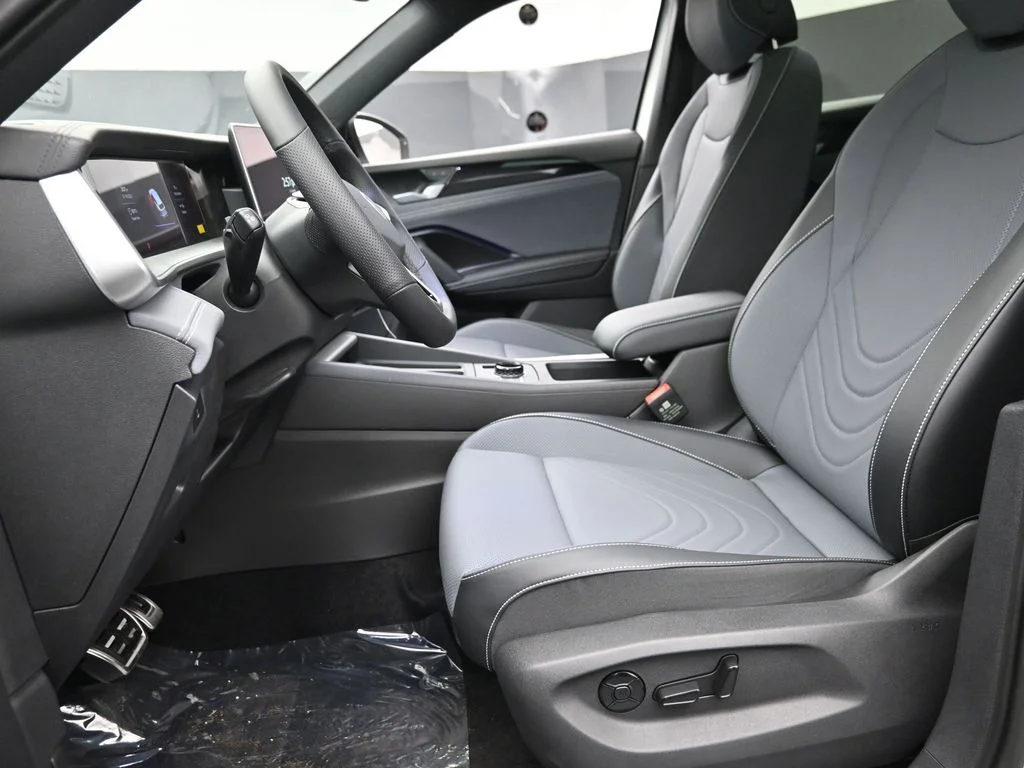 New 2026 Opal White Pearl Volkswagen 2.0T SE R-Line Black image 15