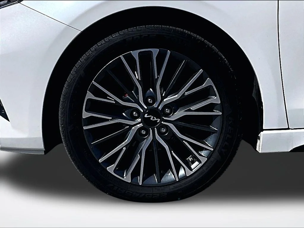 Used 2024 White Kia GT-Line image 10