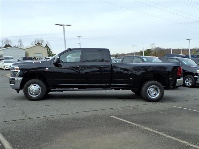 New 2026 Diamond Black Crystal Pearl-Coat Exterior Paint RAM TRADESMAN image 17