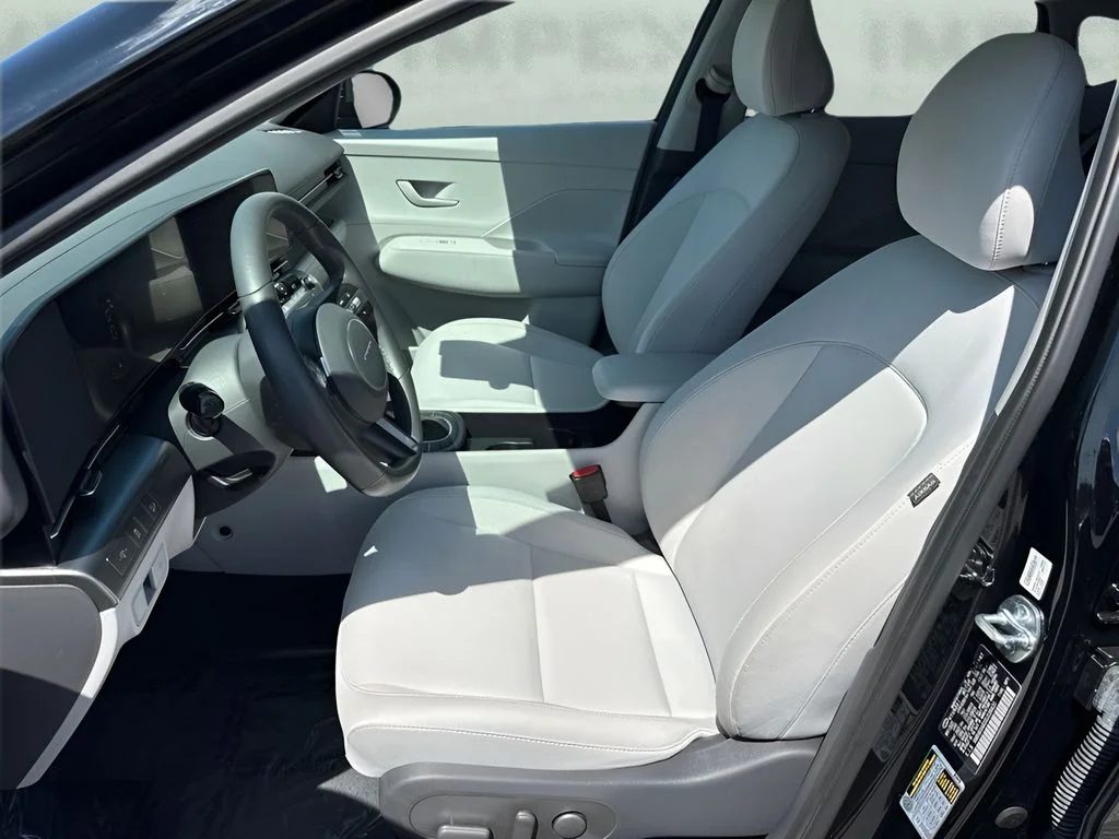 Used 2025 Black Hyundai SEL image 9