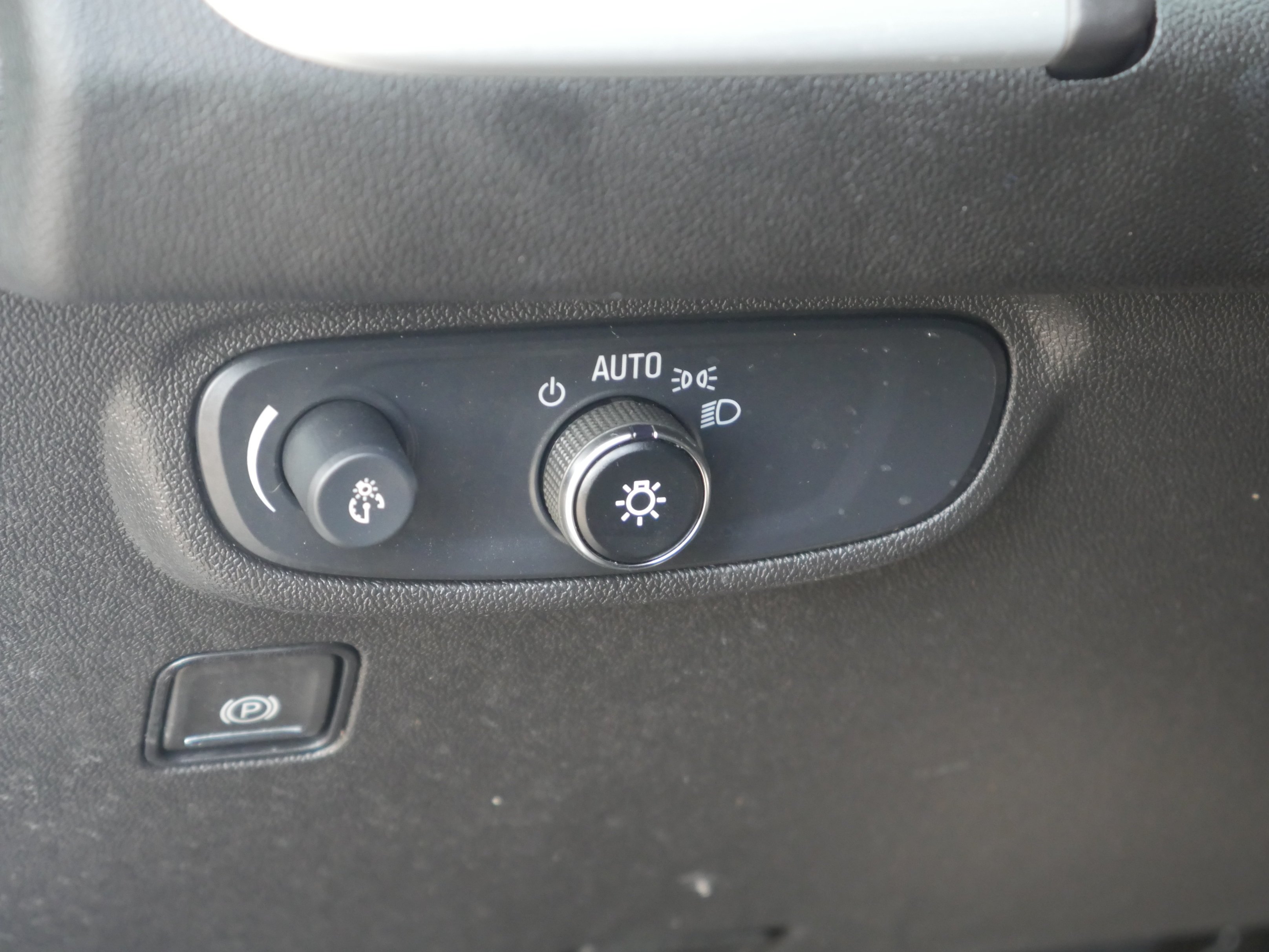 Used 2024 Summit White GMC SLE image 5
