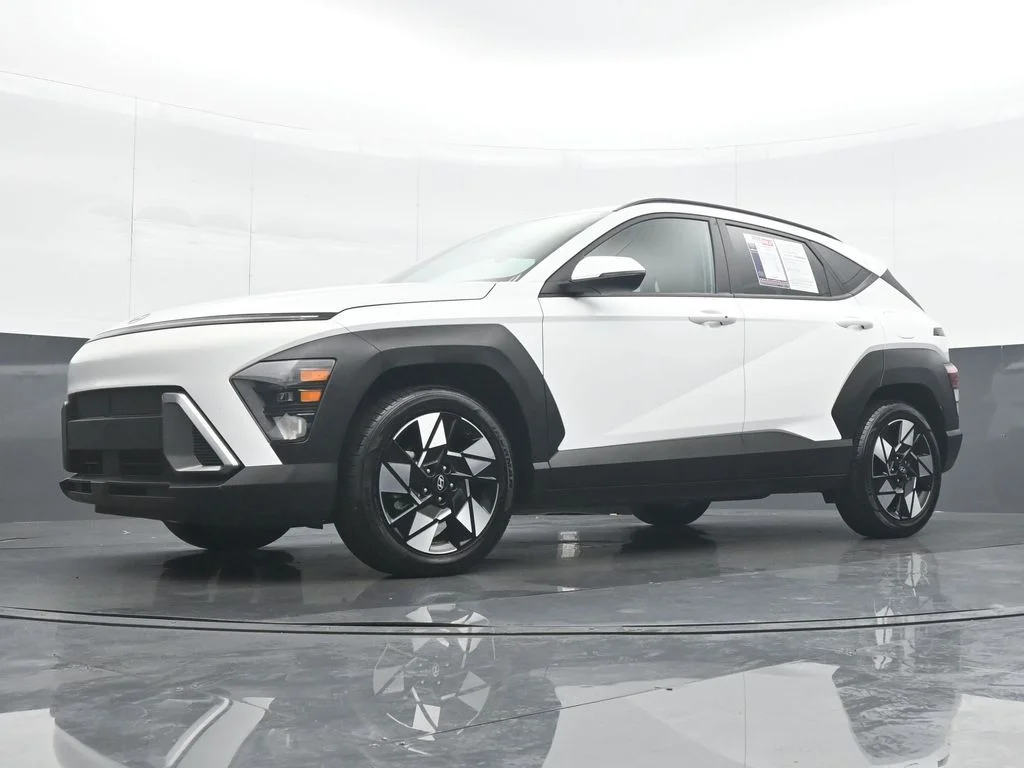 Used 2025 White Hyundai SEL image 27