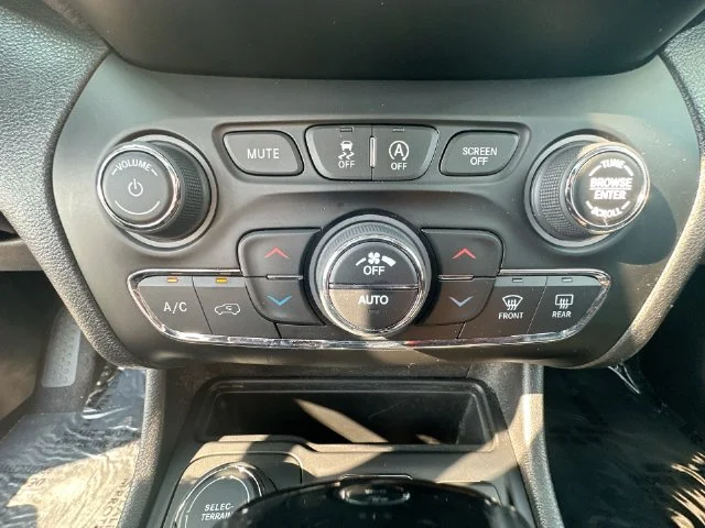 Used 2020 Black Jeep Latitude Plus image 21