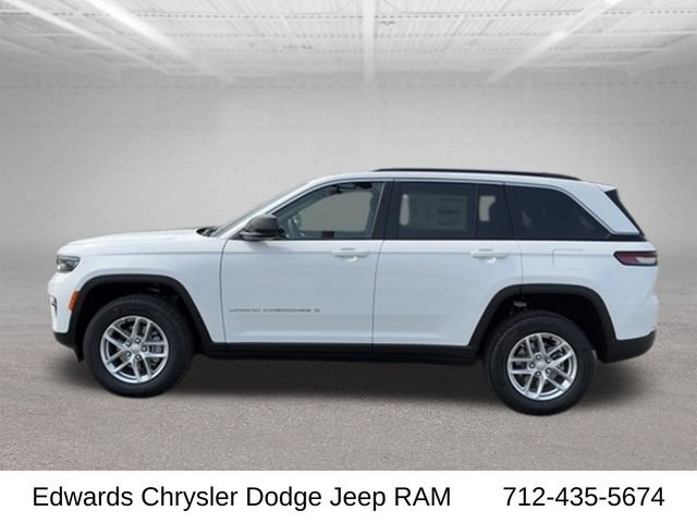 New 2026 Bright White Clear-Coat Exterior Paint Jeep Laredo X image 5