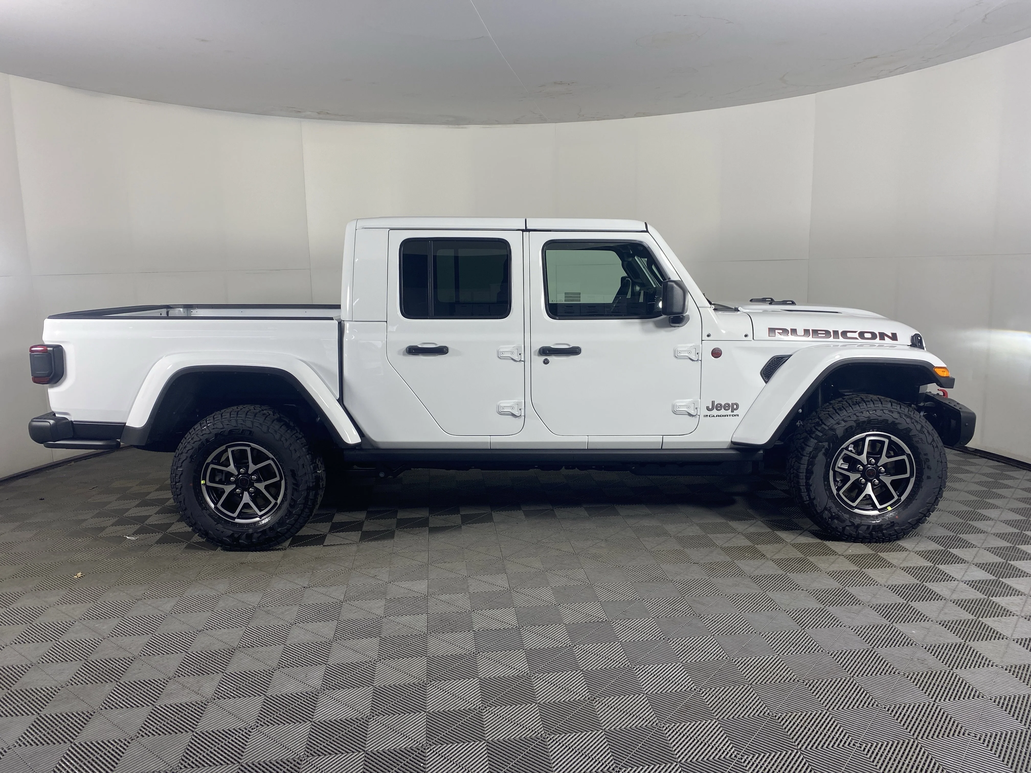 New 2026 Bright White Clear-Coat Exterior Paint Jeep Rubicon X image 6