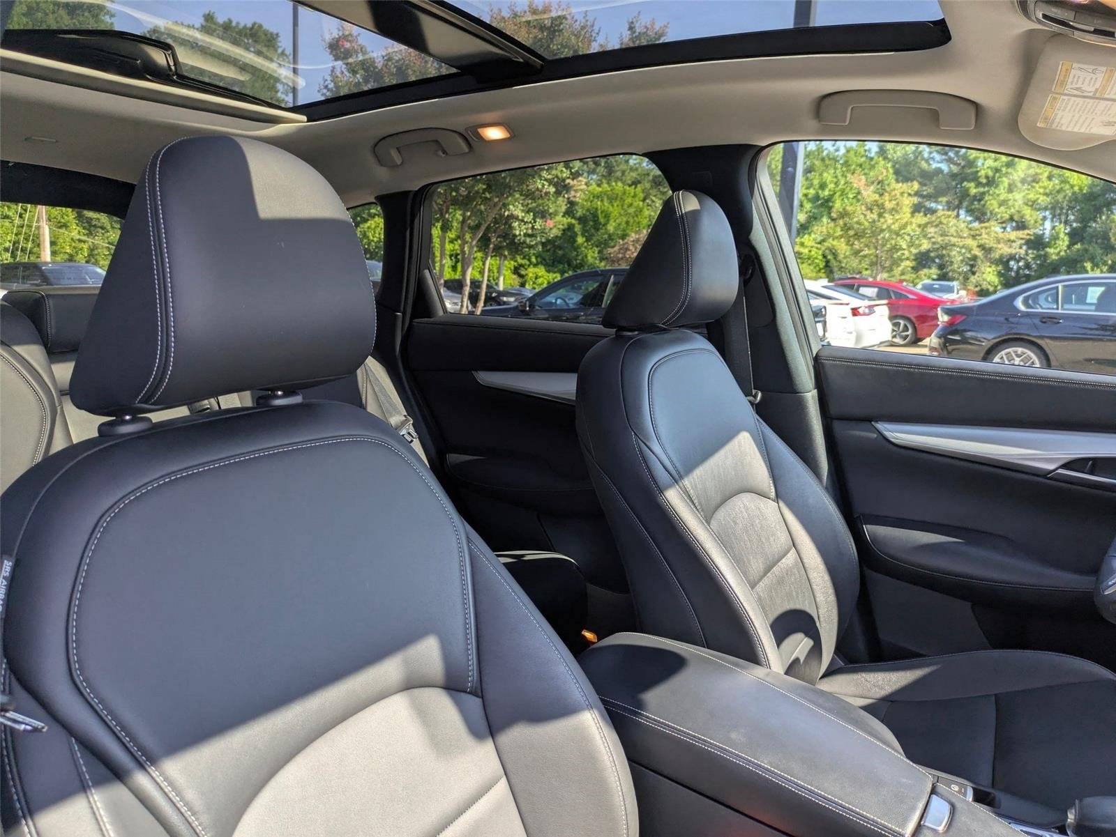 Used 2020  INFINITI  image 32