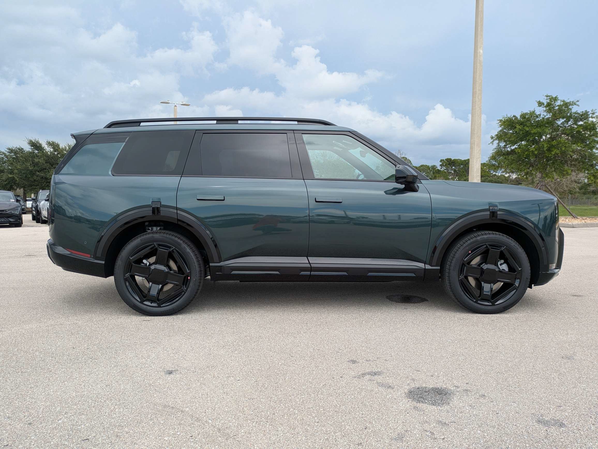 New 2027 Black Jade Green Kia X-Line SX image 4