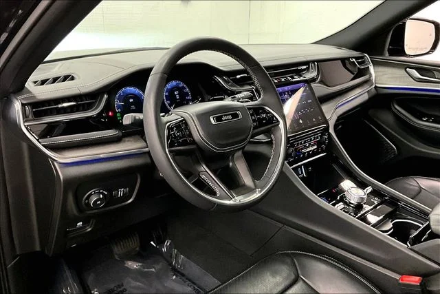 Used 2023 Diamond Black Crystal Pearlcoat Jeep Overland image 17