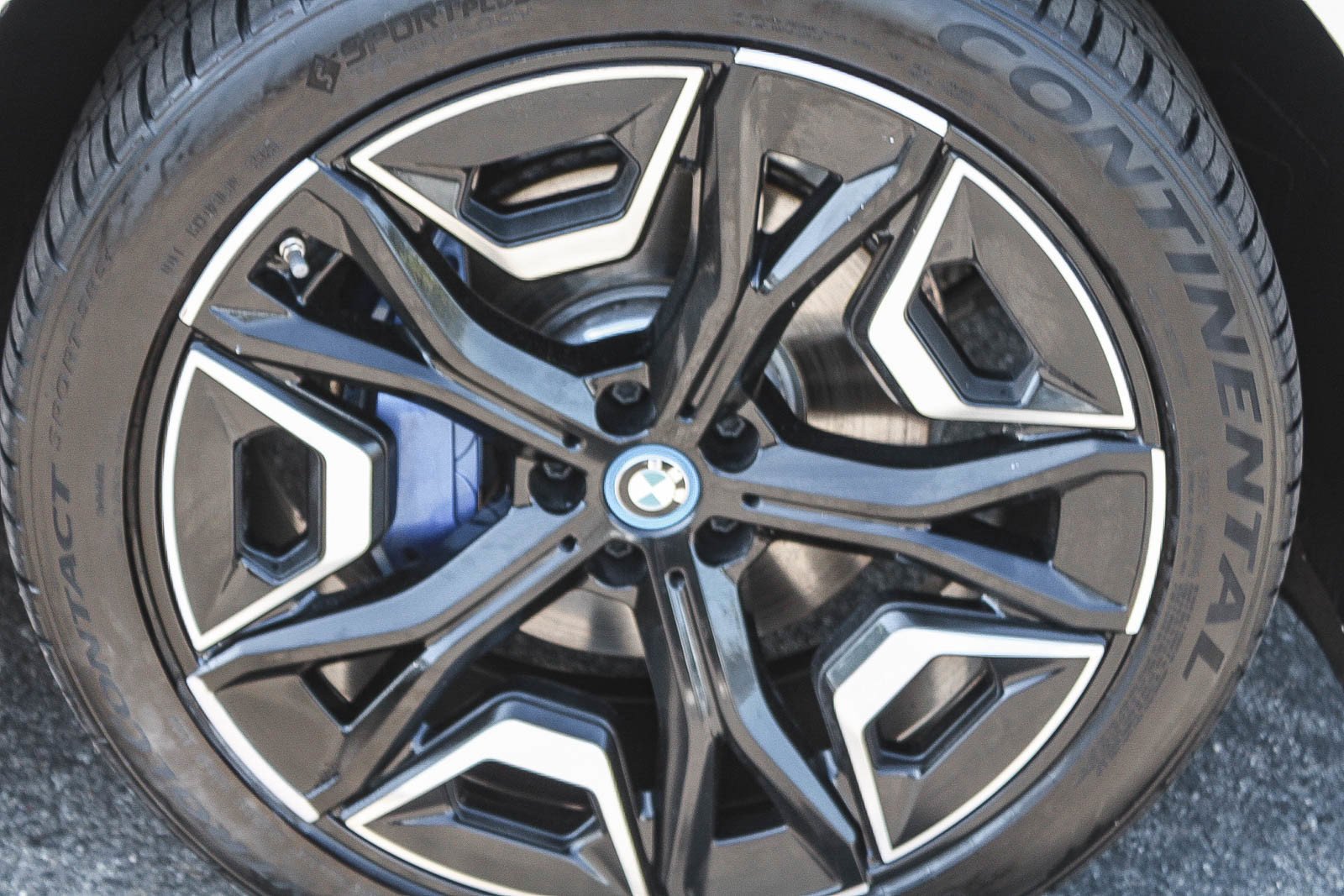 Used 2024 Mineral White Metallic BMW xDrive50 image 10