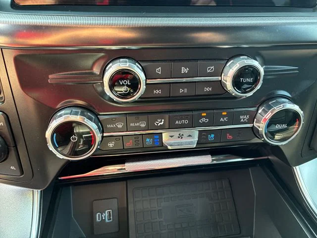 Used 2022 Quartz Metallic Ford Platinum image 25