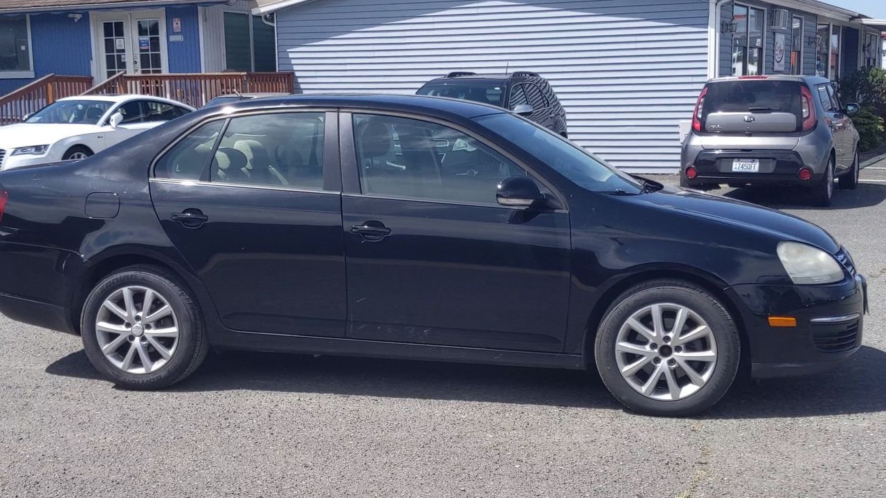 2010 Volkswagen Jetta Limited photo 3