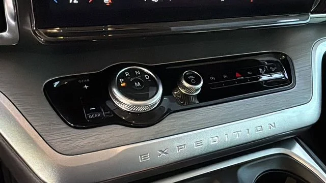 Used 2025  Ford Platinum image 29
