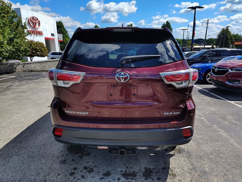 Used 2015 Red Toyota XLE V6 image 5