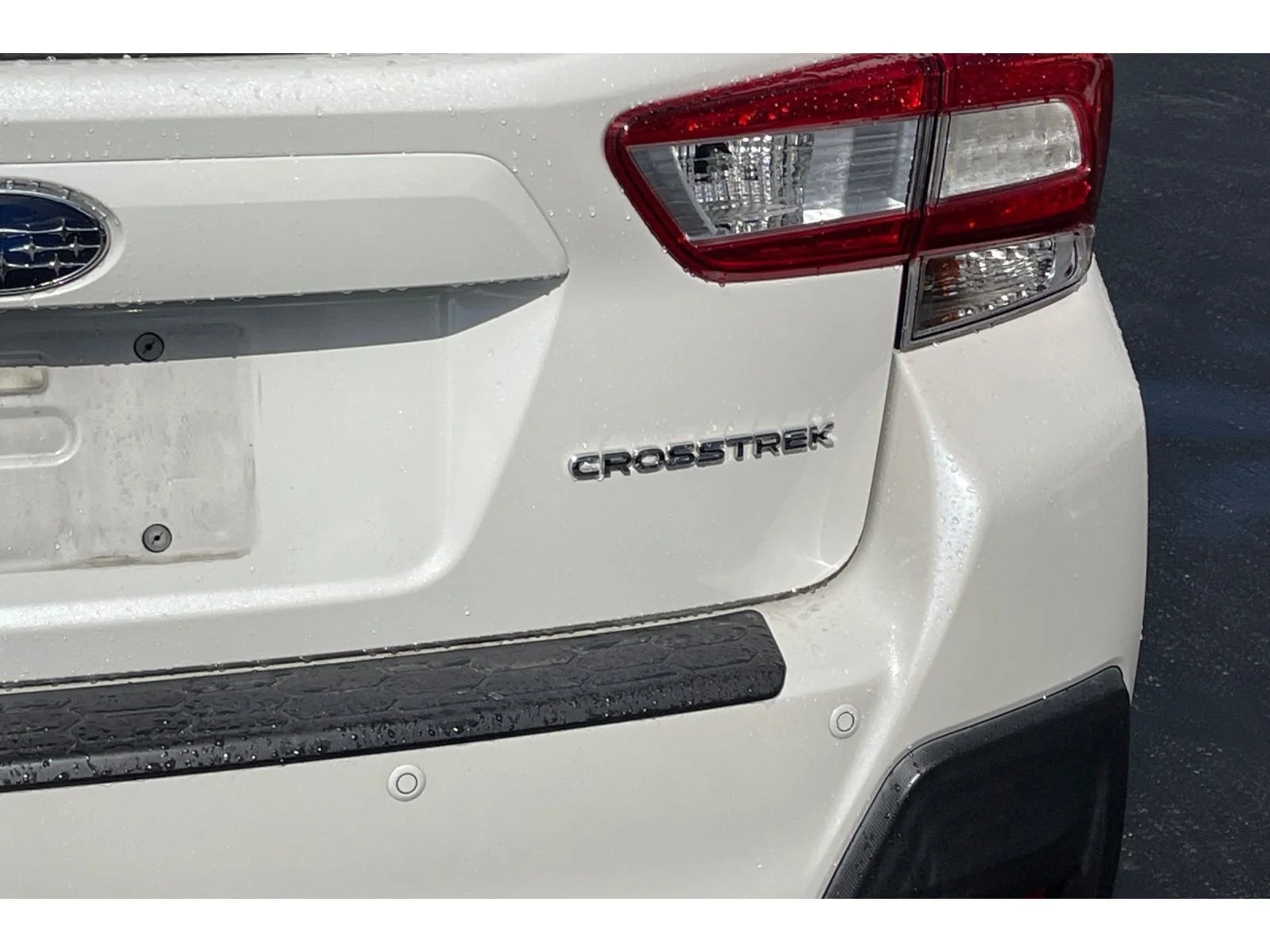 Used 2018 Crystal White Pearl Subaru Limited image 17