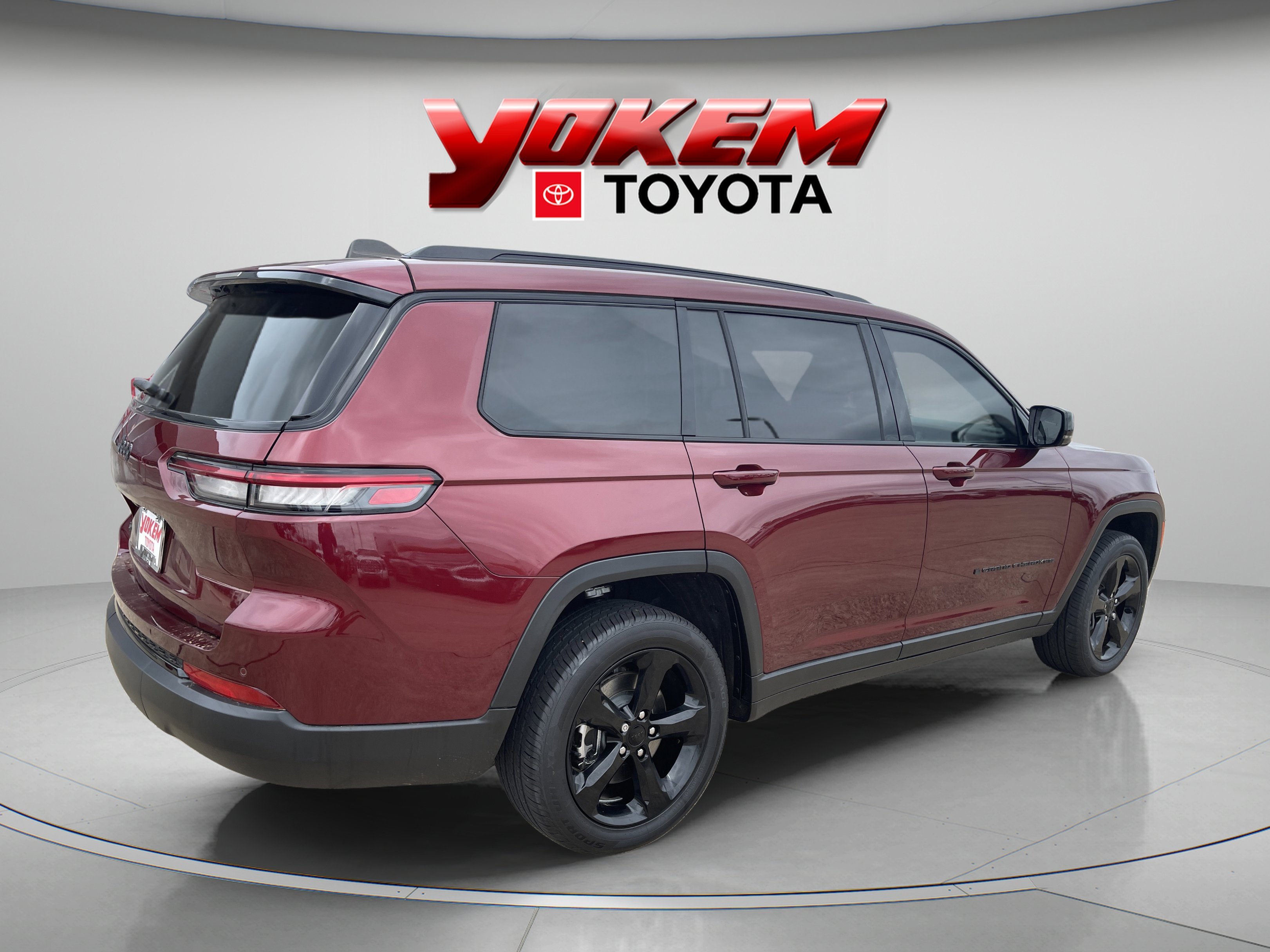 Used 2023 Velvet Red Pearlcoat Jeep Altitude image 5