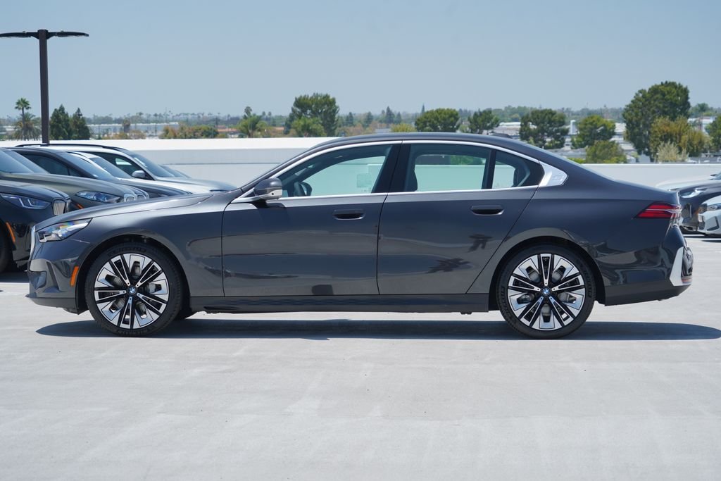 New 2027 Dark Graphite Metallic BMW 530i image 4