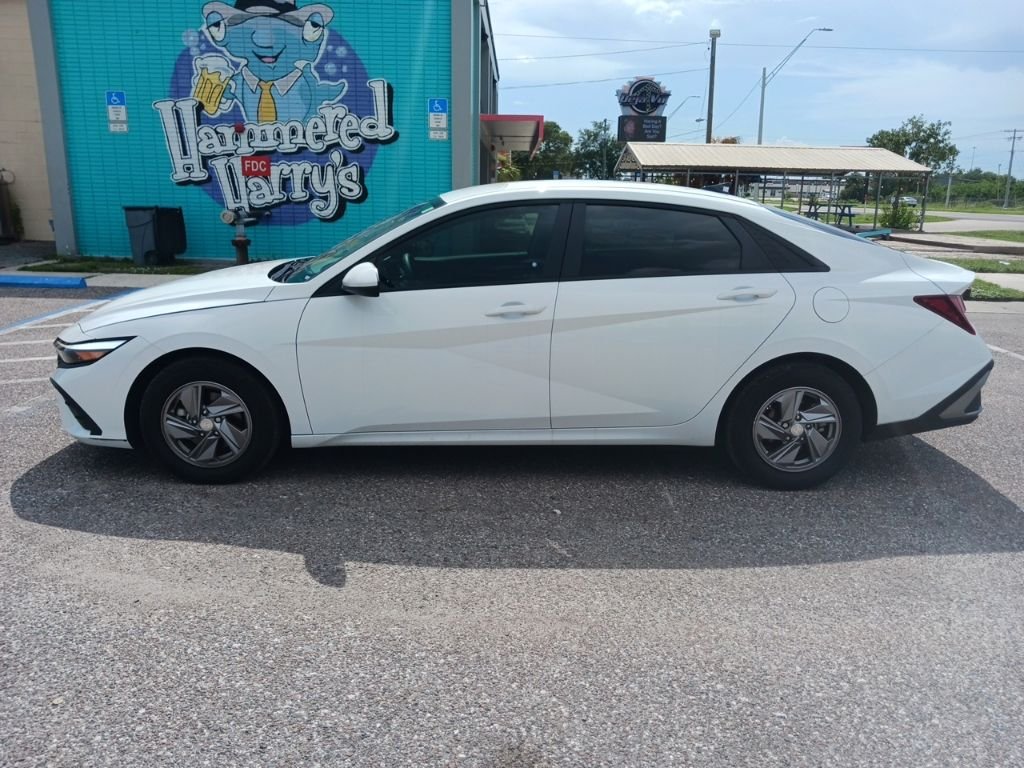 Used 2025 White Hyundai SE image 6