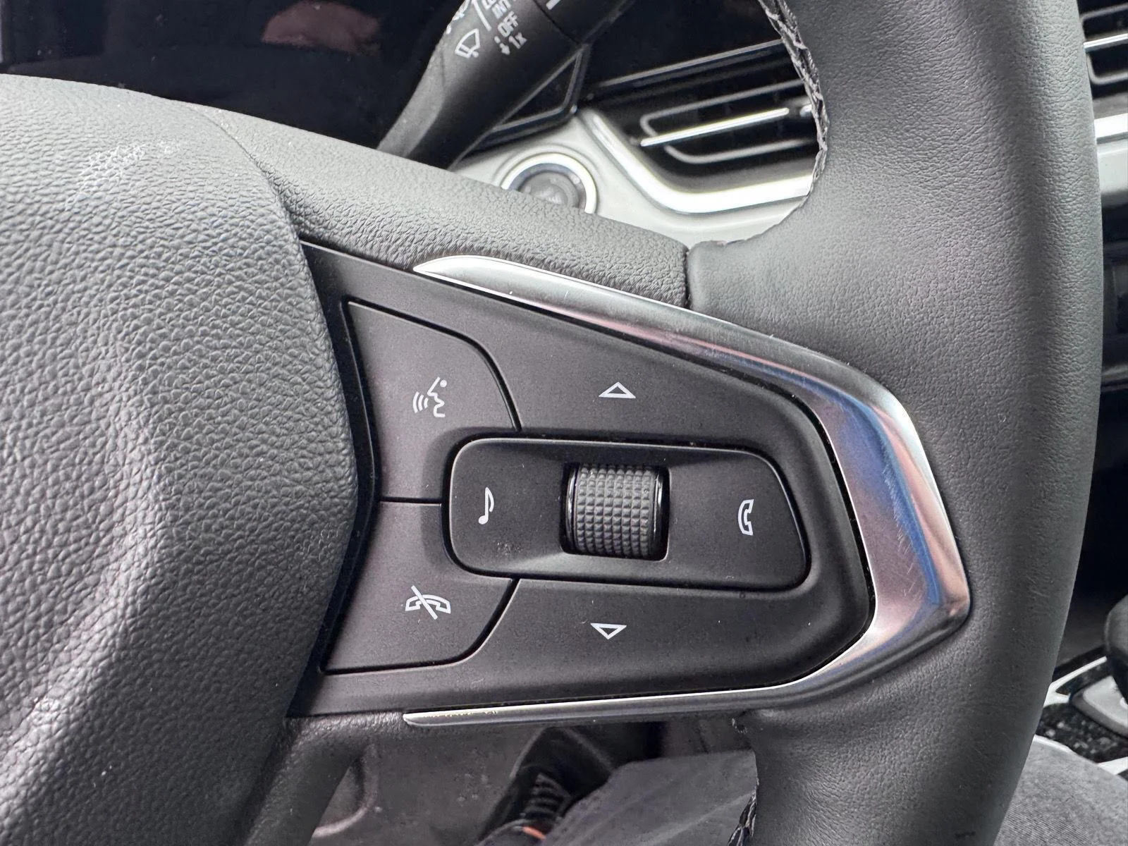 Used 2025 Summit White Chevrolet LT image 14