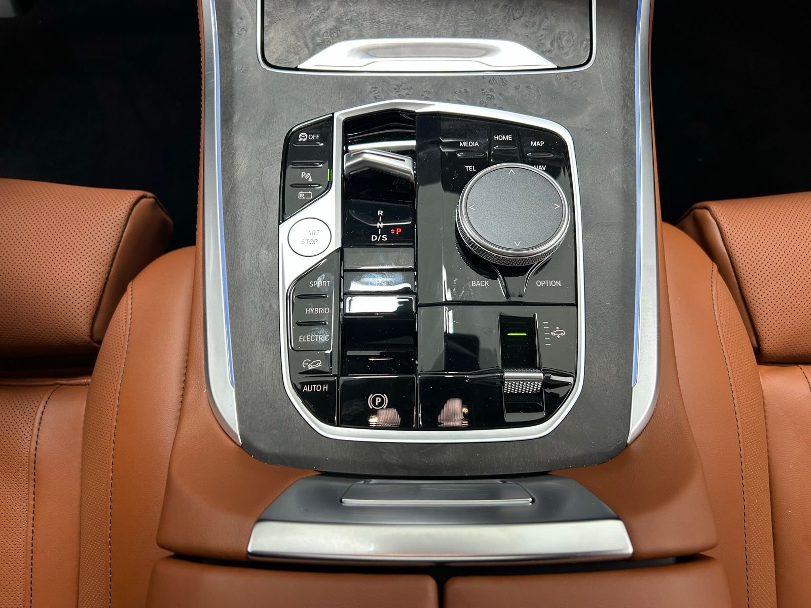 New 2026 Mineral White Metallic BMW xDrive50e image 23