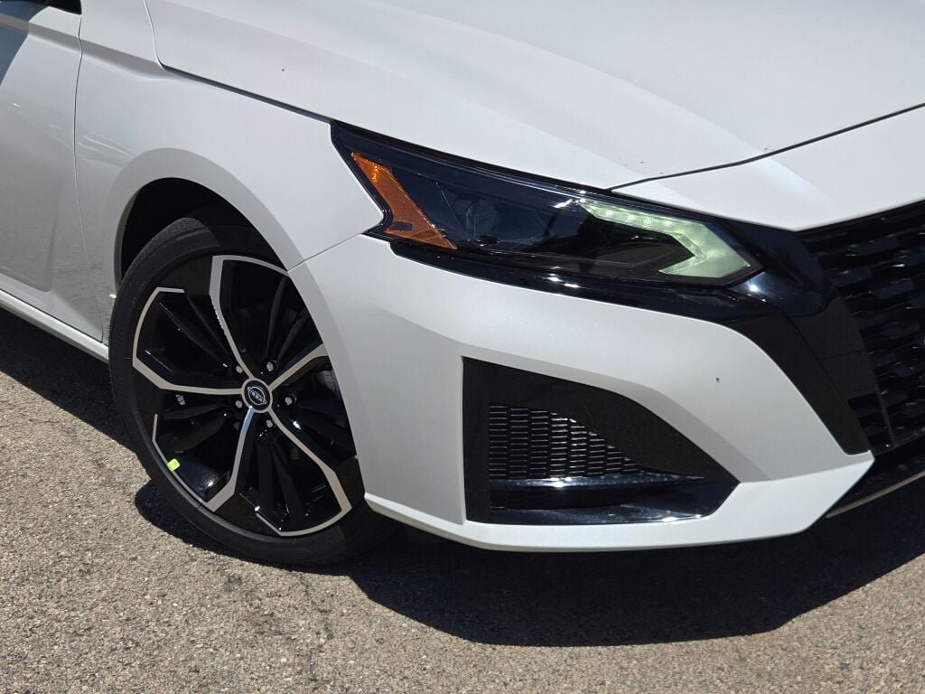 New 2026 Pearl White TriCoat / Super Black Two-tone Nissan SR image 3