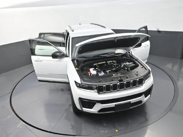 New 2026 Bright White Clear-Coat Exterior Paint Jeep Limited image 33
