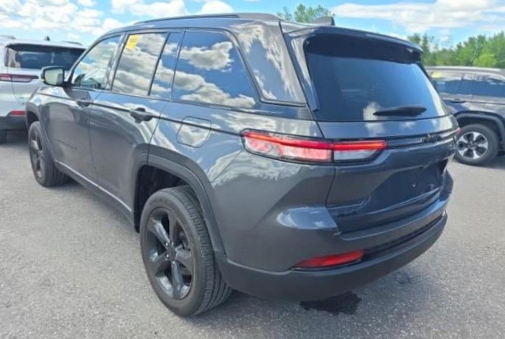 Used 2023 Gray Jeep Altitude X image 4