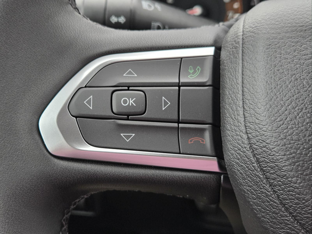 New 2026 Diamond Black Crystal Pearlcoat Jeep Latitude image 13
