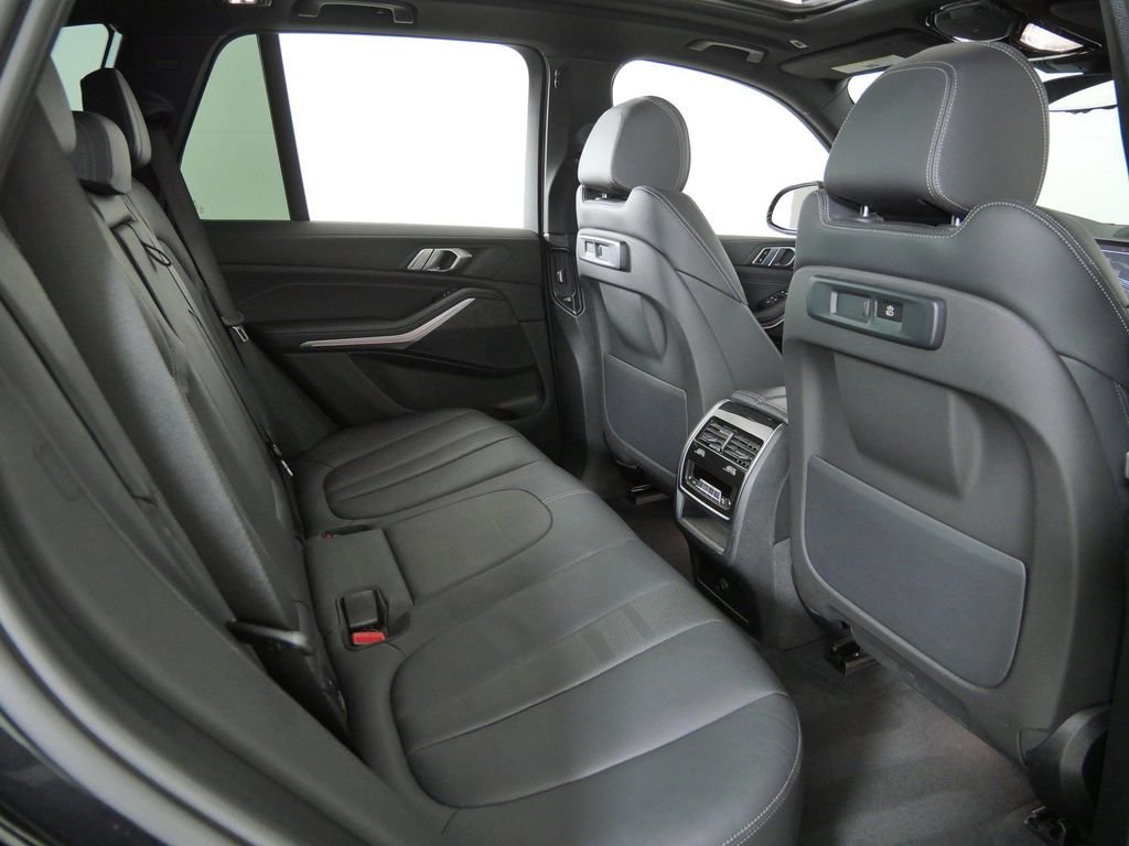 Used 2022 Black Sapphire Metallic BMW xDrive40i image 26