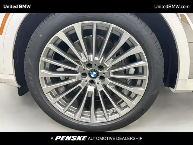 New 2027 Mineral White Metallic BMW X7 image 2
