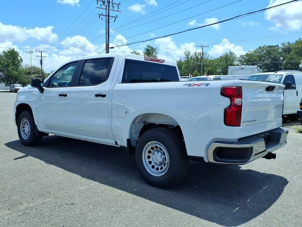 New 2026 Summit White Chevrolet WT image 4