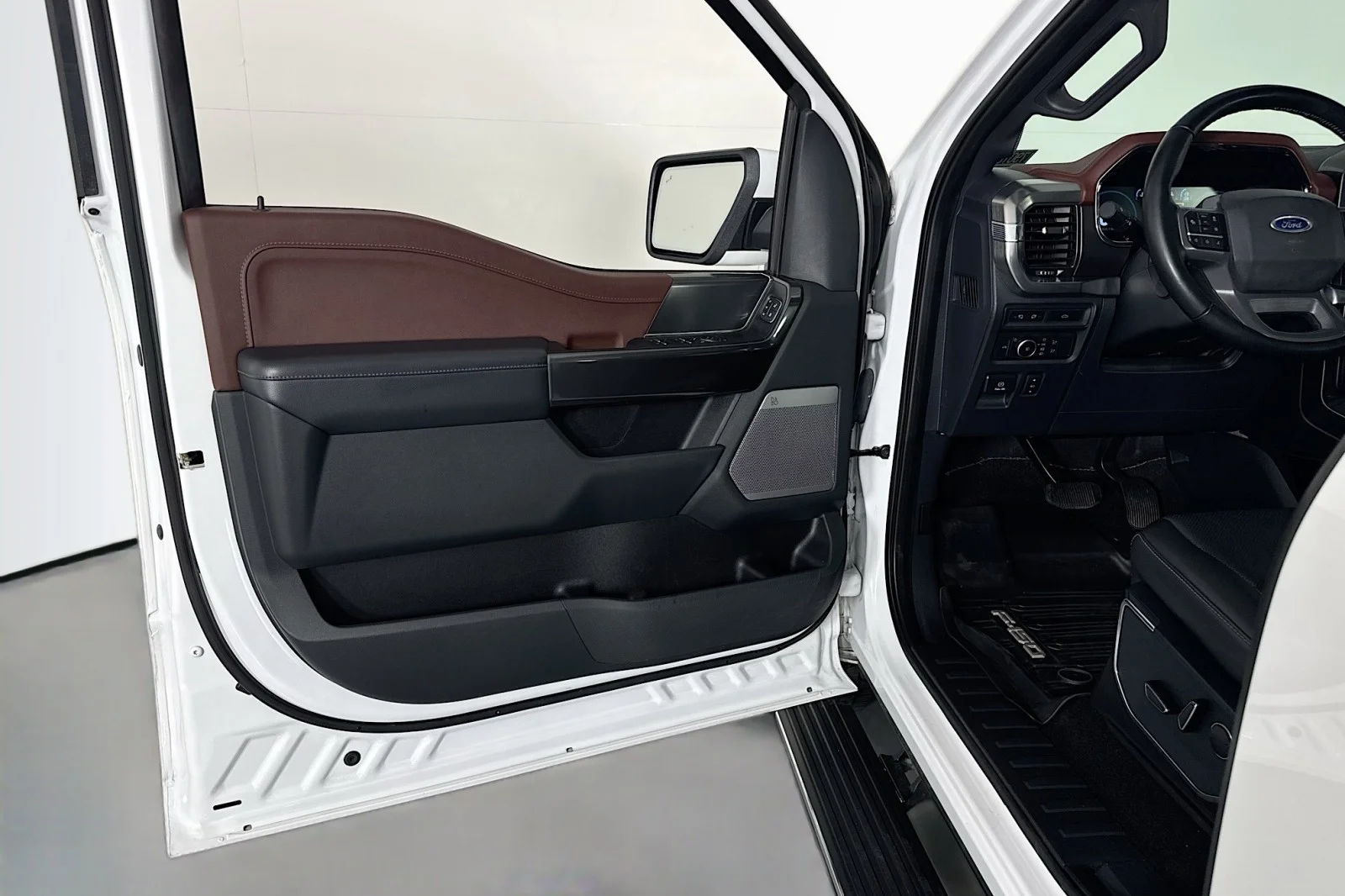 Used 2021 Oxford White Ford LARIAT 4X4 SUPERCREW image 22