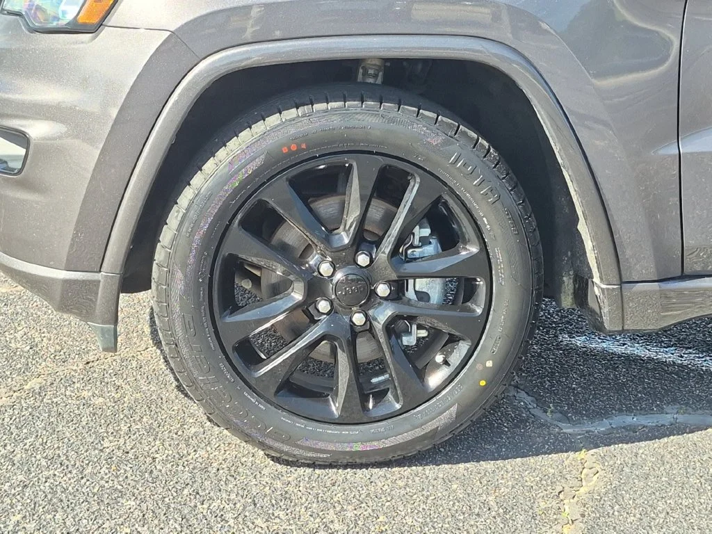Used 2021 Gray Jeep Laredo X image 9