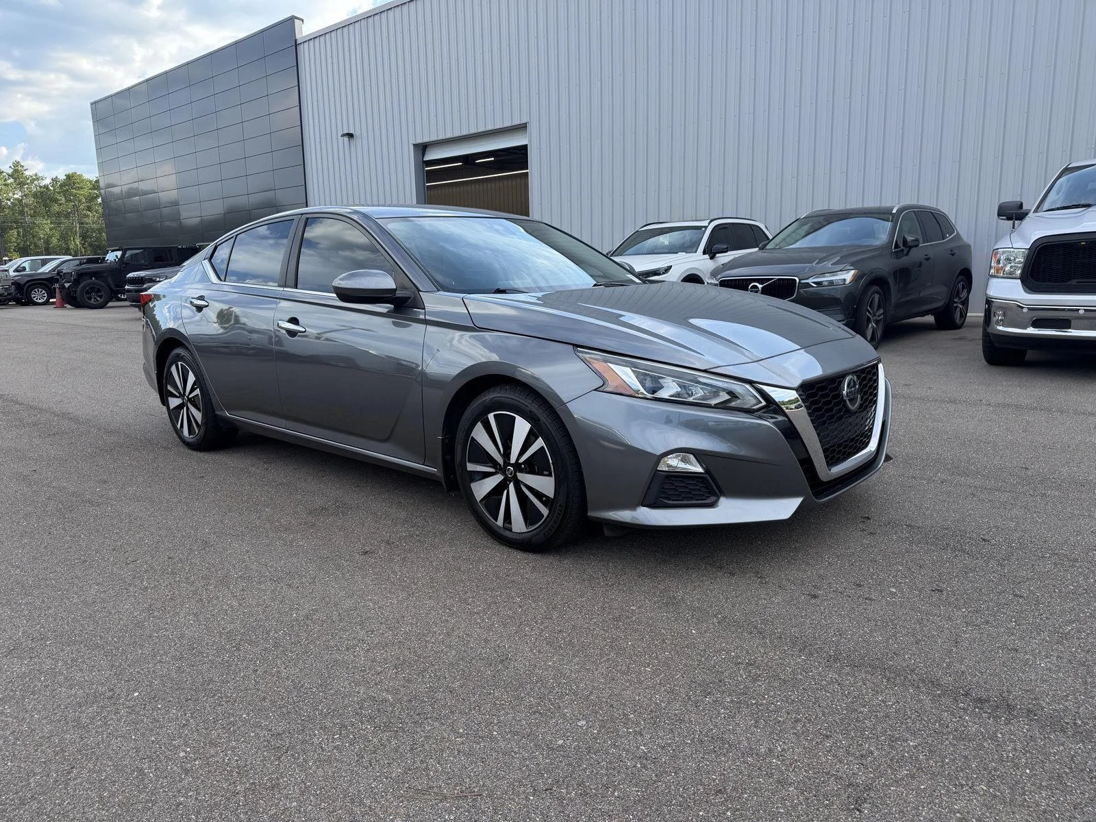 Used 2022 Gun Metallic Nissan 2.5 SV image 3