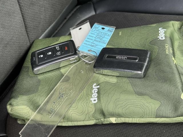Used 2023 White Jeep Altitude image 5