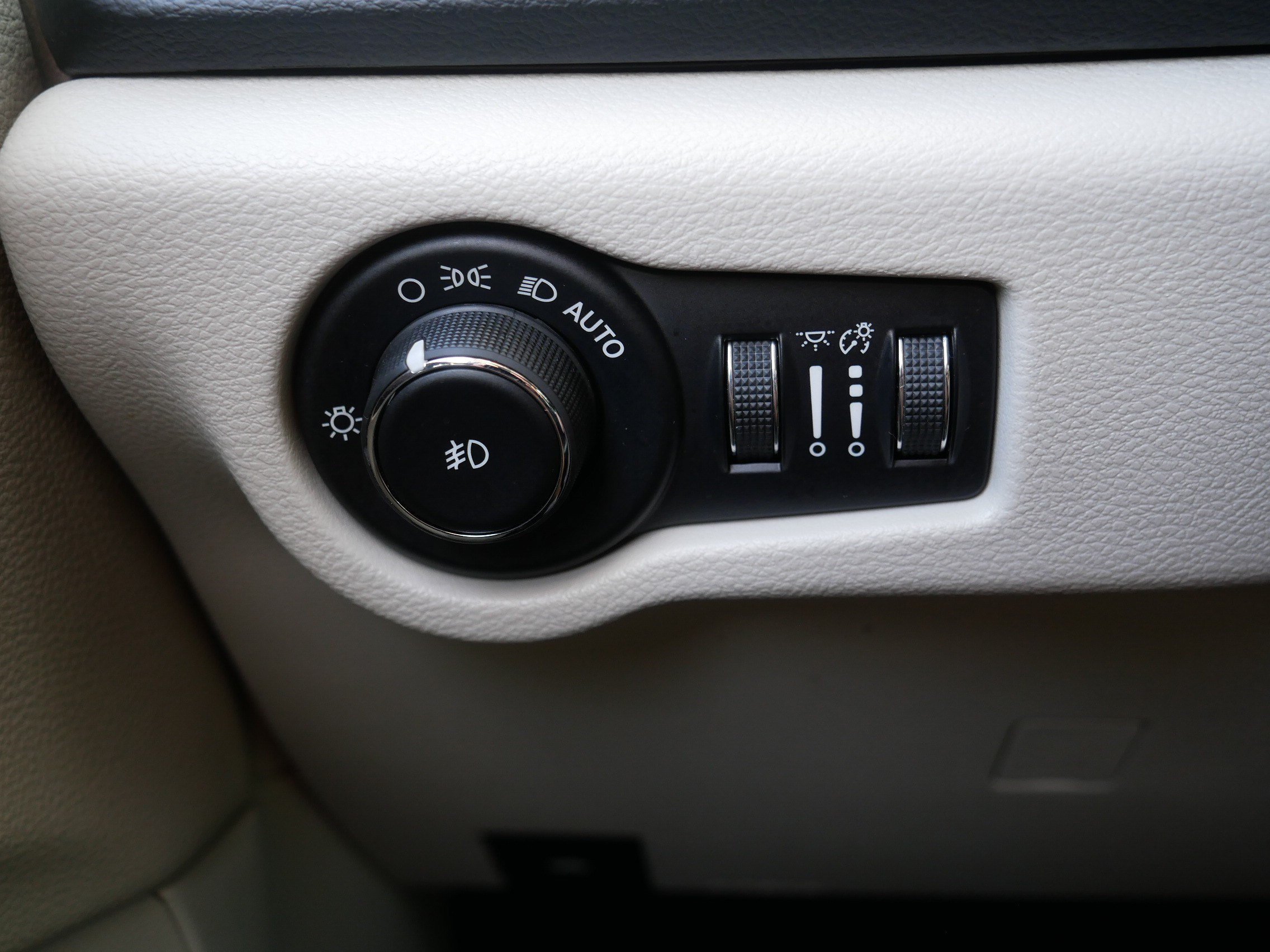 Used 2017 Bright White Clearcoat Chrysler Touring-L image 26