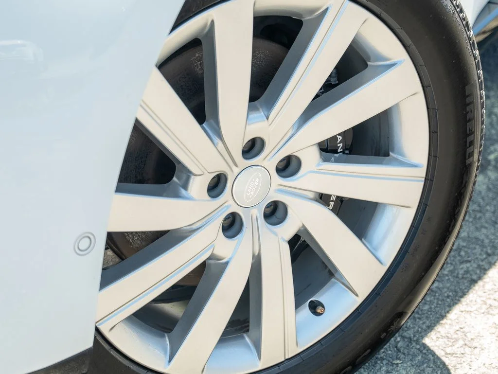 Used 2025 White Land Rover SE image 9