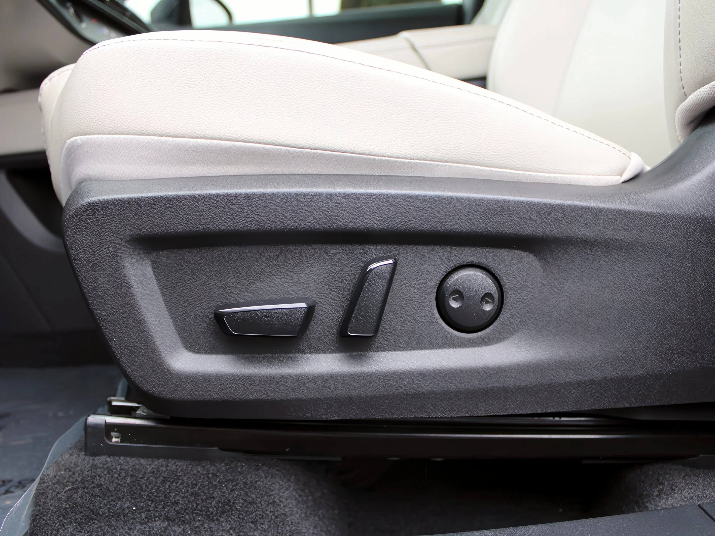Used 2025 Black Nissan SV image 14