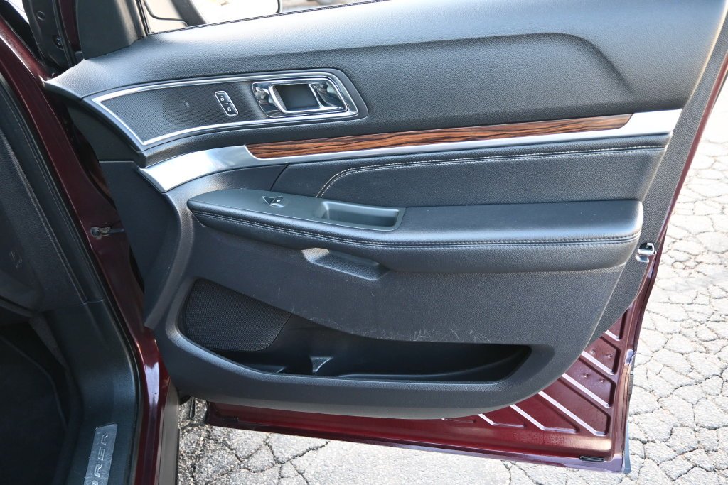 Used 2019 Burgundy Ford Limited image 23