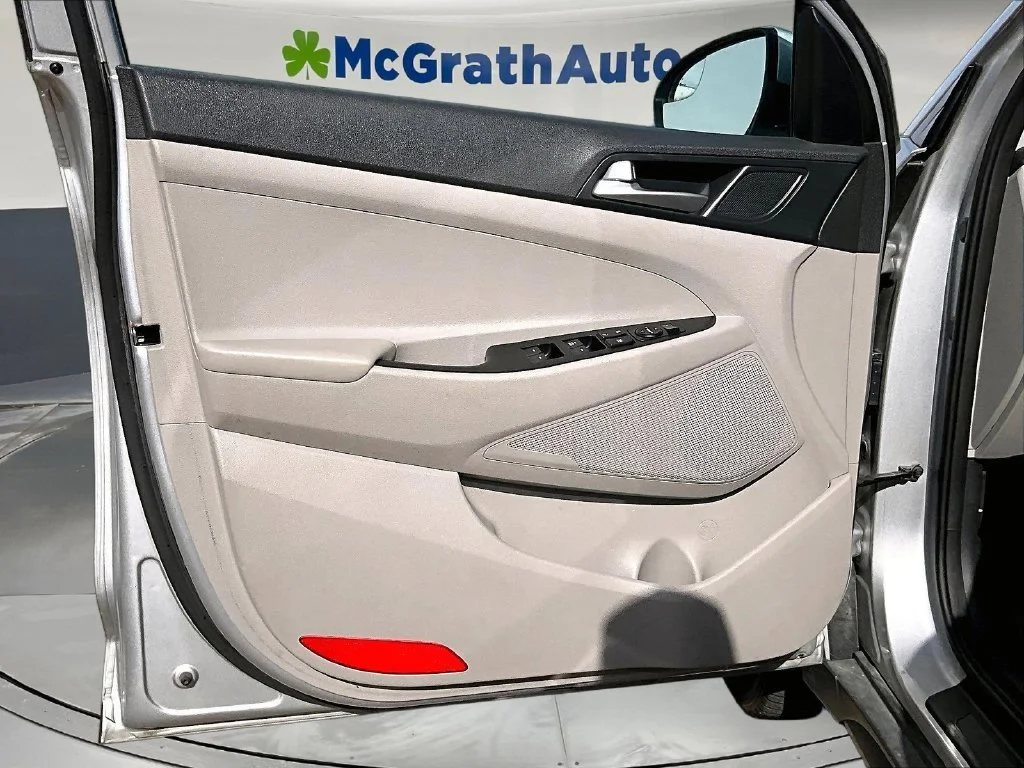 Used 2020 Silver Hyundai SE image 23